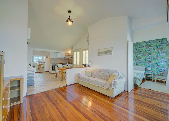 Rooftop On View - Happy סטרסה